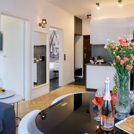 Maya's Flats 63 - Spacious Old Town Apartment