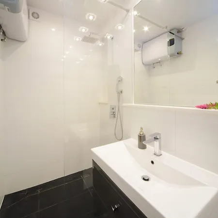 דירה Maya's Flats & 63 - 3 On C