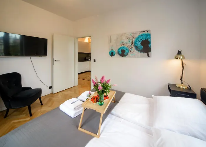 Maya's Flats & 63 - 3 On C דירה *