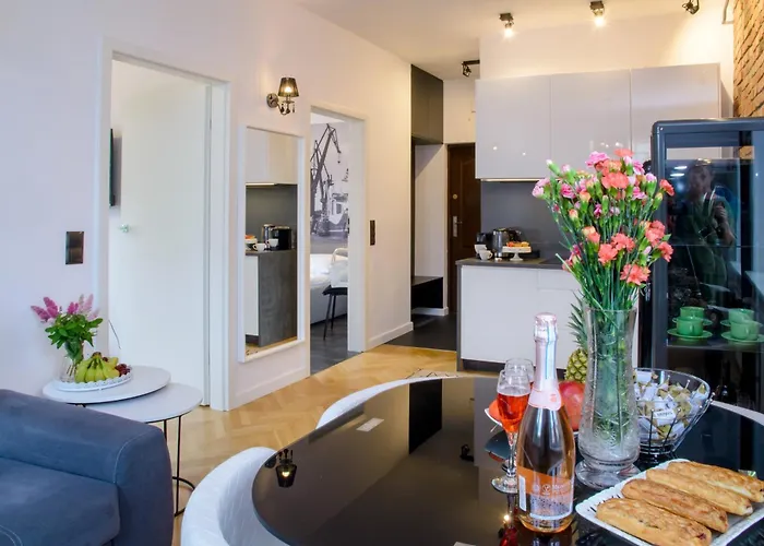 Maya's Flats & 63 - 3 On C דירה