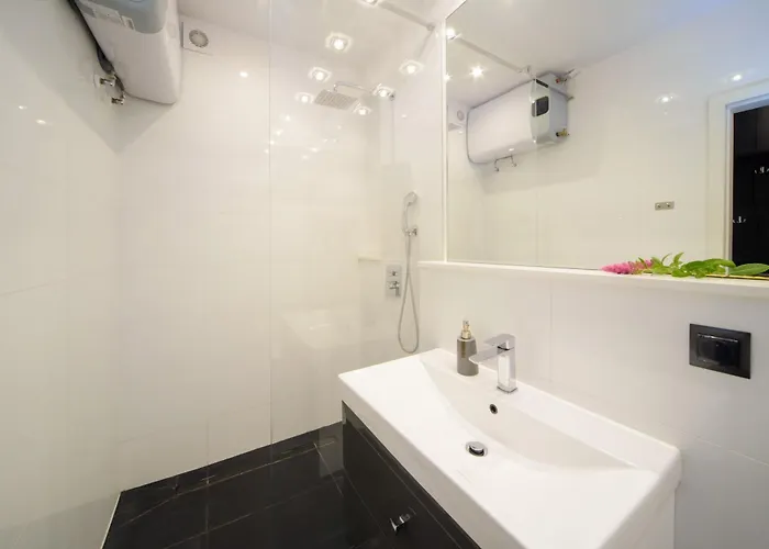 דירה Maya's Flats & 63 - 3 On C