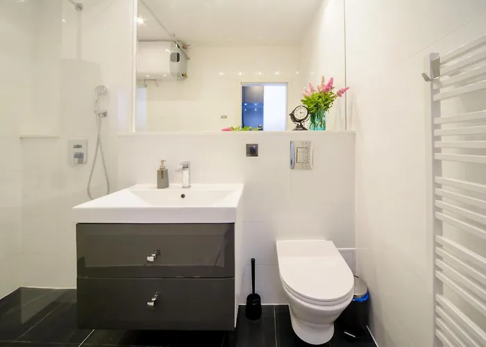 דירה Maya's Flats & 63 - 3 On C *