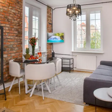 Maya's Flats 63 - Spacious Old Town *