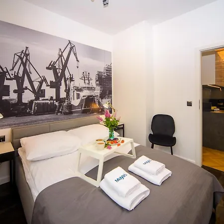 Maya's Flats & 63 - 3 On C アパート *